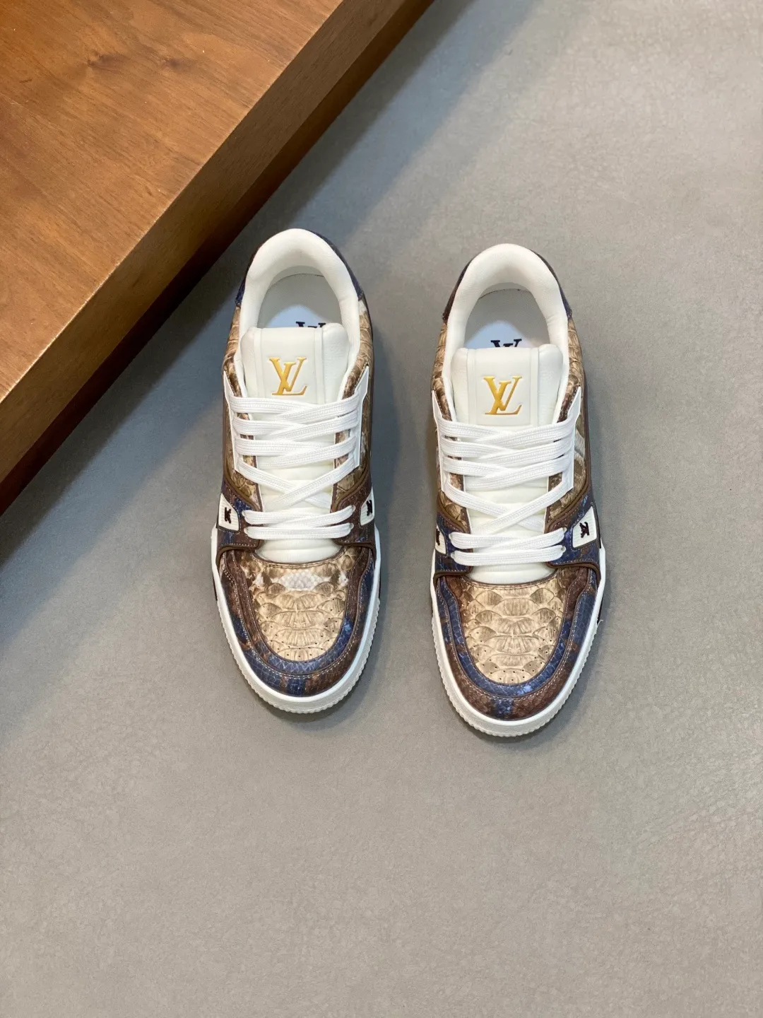 💰900 LV TRAINER python pattern sneakers for men are shipped. The early version of the LV Vuitton World official website is made of gorgeous python pattern stitched together in different parts. Creative inspiration drawn from retro basketball shoes continues the classic style and incorporates colorful natural patterns to create this new sneaker. The side is decorated with the Vuitton logo, the tongue and heel are decorated with LV letters, and the classic rubber outsole is decorated with Monogram flowers. Needless to say, the comfort of Lujia's shoes is very masculine! Completely packaged! Size: 39-40-41-42-43-44 standard leather shoe size (38/45/46 can be customized and does not support returns or exchanges)